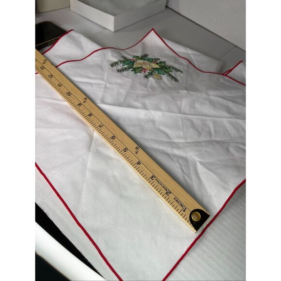 VTG Lot of 4 embroidered Christmas Holiday napkins - Picture 5 of 5
